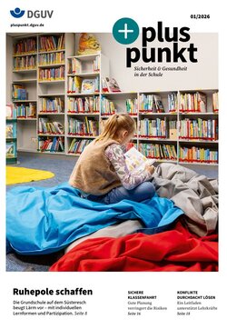 Ein Mädchen sitzt auf dem Fußboden und liest