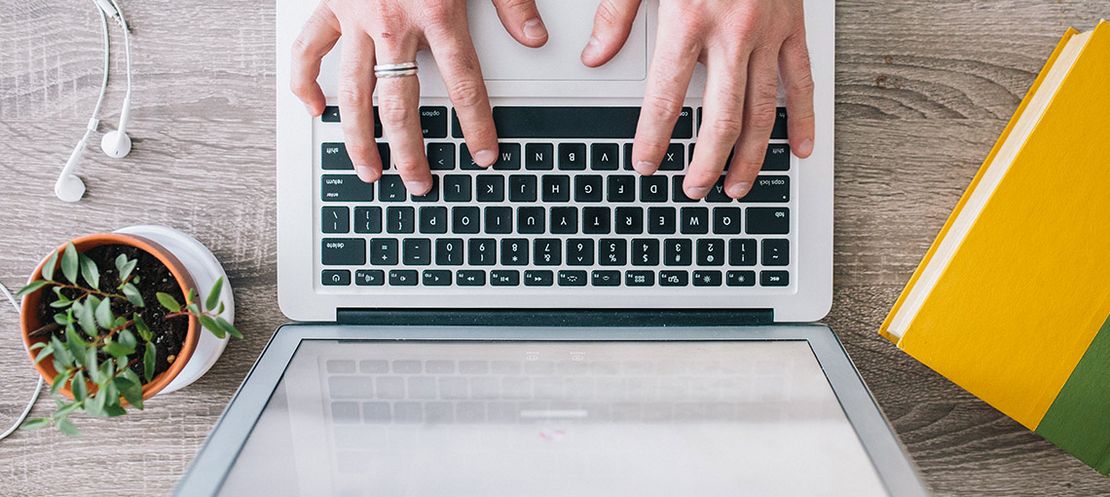 Finger tippen auf Tastatur, Link zur Seminarübersicht