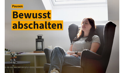 Eine Frau sitzt entspannt auf einem Sessel 
