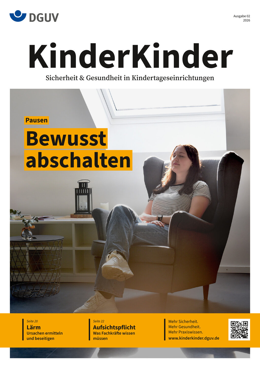 Eine Frau sitzt entspannt auf einem Sessel 