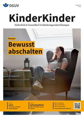 Eine Frau sitzt entspannt auf einem Sessel