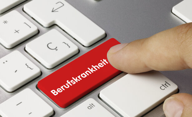 Auf einer Computertastatur steht auf einer roten Taste das Wort "Berufskrankheit"