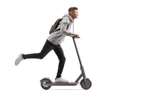 Ein Jugendlicher fährt mit einem E-Scooter