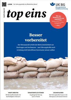 Titelseite der Broschüre zeigt einen Stapel Sandsäcke, die das Eindringen von Wasser verhindern soll.