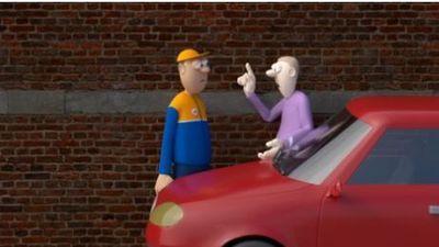 Hinter einem roten Auto stehen zwei Männer, von denen der rechte Mann seine Hand hebt