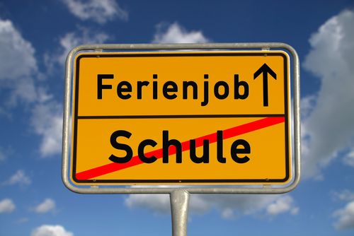 Gelbes Ortsschild mit der Aufschrift Ferienjob. Das Wort Schule ist in roter Schrift durchgestrichen