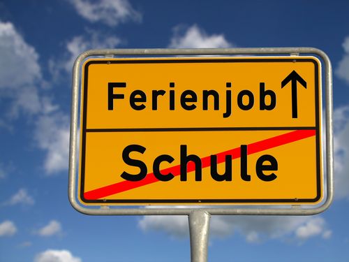 Gelbes Ortsschild mit der Aufschrift Ferienjob. Das Wort Schule ist in roter Schrift durchgestrichen