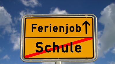 Gelbes Ortsschild mit der Aufschrift Ferienjob. Das Wort Schule ist in roter Schrift durchgestrichen