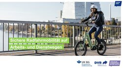 Eine Frau fährt mit dem Fahrrad über die Brücke