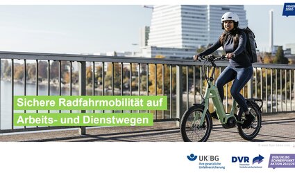 Eine Frau fährt mit dem Fahrrad über die Brücke