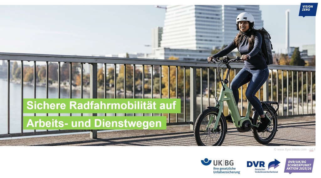 Eine Frau fährt mit dem Fahrrad über die Brücke