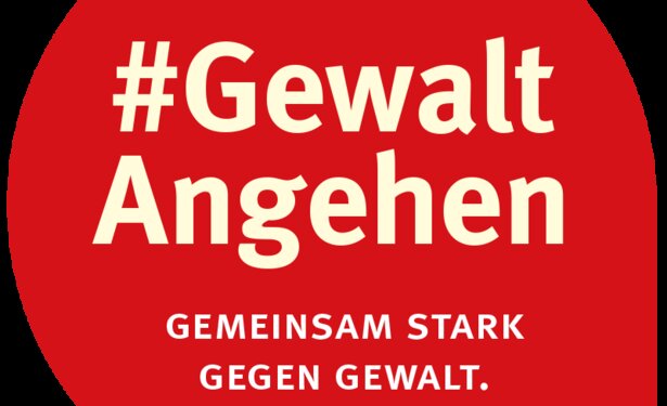 Eine rote Sprechblase mit der weißen Aufschrift "GewaltAngehen, gemeinsam stark gegen Gewalt"