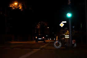 Fotos eines Radfahrers im Dunkeln