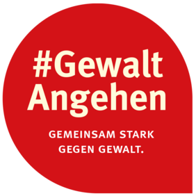 Eine rote Sprechblase mit der weißen Aufschrift "Gewalt angehen - gemeinsam stark gegen Gewalt"