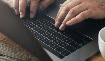 Hände über dem Laptop