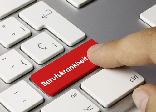Auf einer roten Computertastatur steht das Wort Berufskrankheit