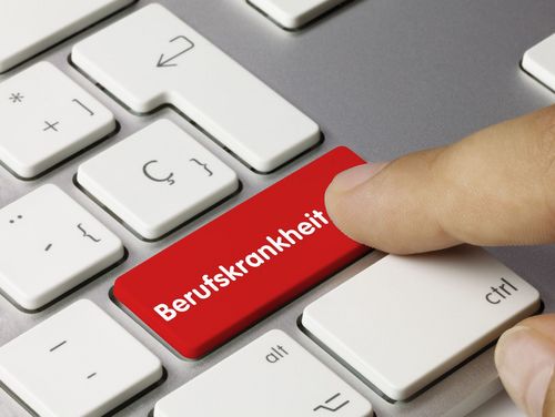 Auf einer roten Computertastatur steht das Wort Berufskrankheit