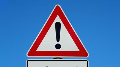 Verkehrsschild Achtung, darunter steht die Aufschrift "Das ändert sich"