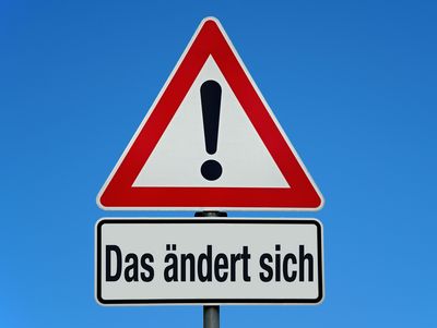 Verkehrsschild Achtung, darunter steht die Aufschrift "Das ändert sich"