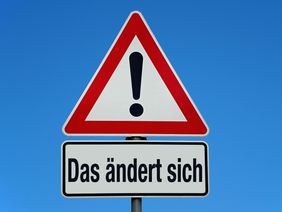 Verkehrsschild Achtung, darunter steht die Aufschrift "Das ändert sich"