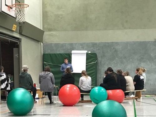 Gymnastikbälle, Seminarteilnehmer sitzen auf den Bänken