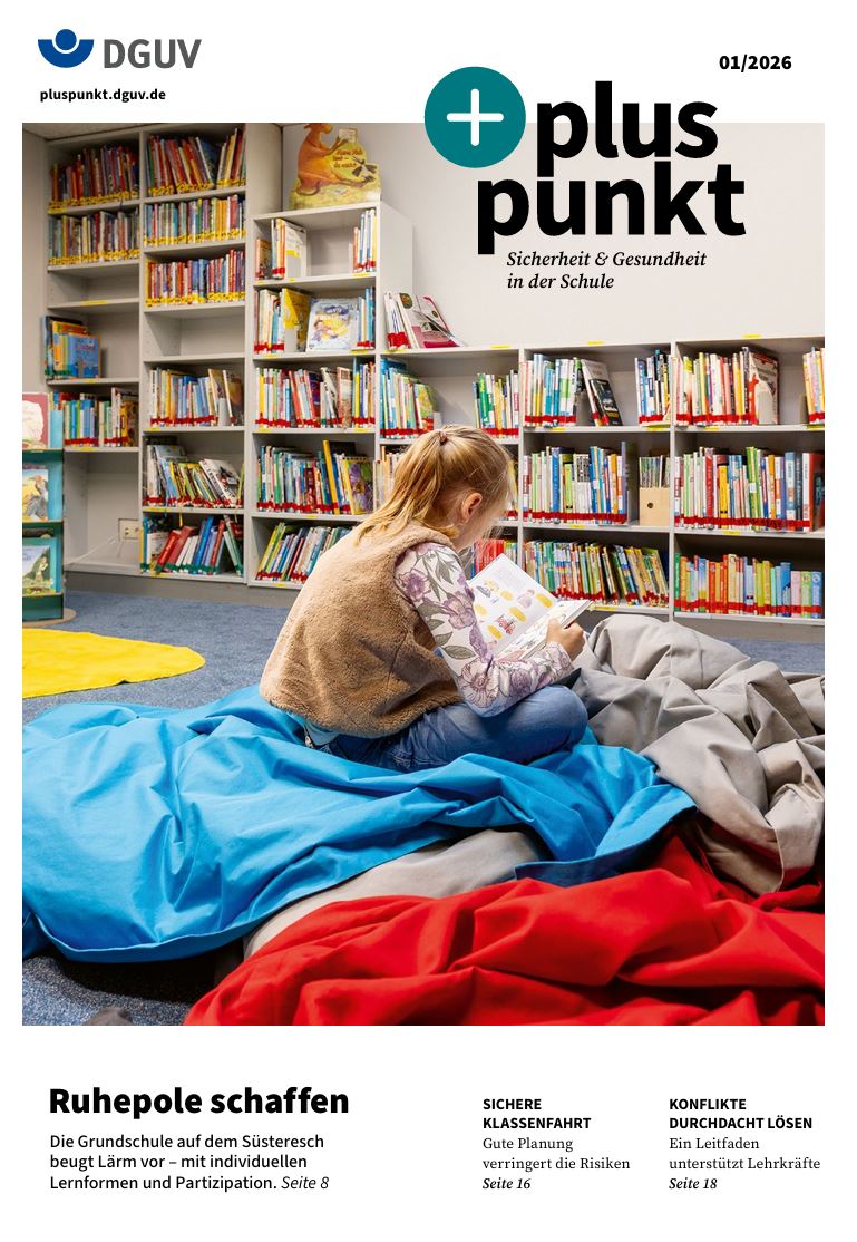 Ein Mädchen sitzt auf dem Fußboden und liest