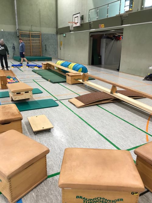 Mehrere Bänke in einer Turnhalle