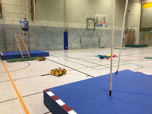 Matten liegen auf dem Boden einer Turnhalle