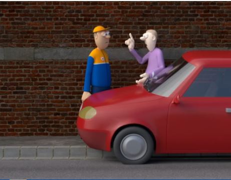 Hinter einem roten Auto stehen zwei Männer, von denen der rechte Mann seine Hand hebt